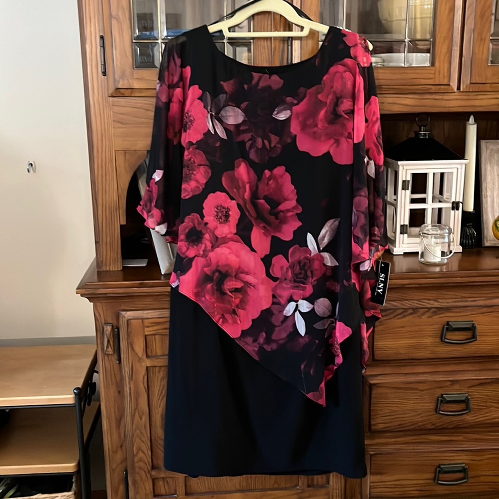 SLNY black and red cold shoulder dress. Size 12 NWT